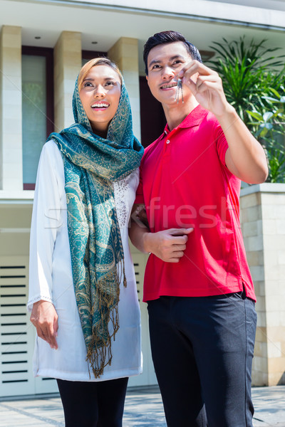 [[stock_photo]]: Asian · musulmans · couple · déplacement · maison · homme