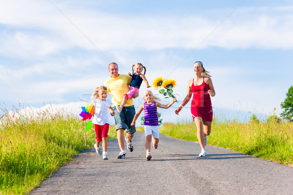 Stockfoto: Familie · lopen · beneden · heuvel · zomer · drie