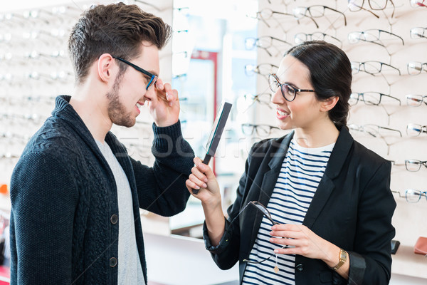 Frau Mann kaufen Gläser Optiker Laden Stock foto © Kzenon