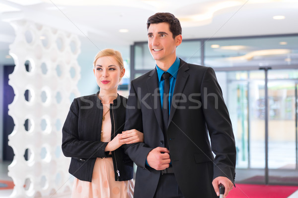 Foto stock: Hombre · mujer · hotel · lobby · maleta