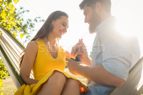 Glücklich Mann Verlobungsring Finger Freundin Ansicht Stock foto © Kzenon