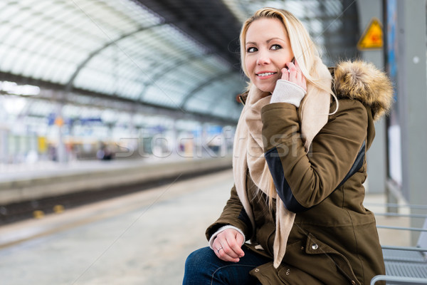 Femeie telefon aşteptare tren oraş Imagine de stoc © Kzenon