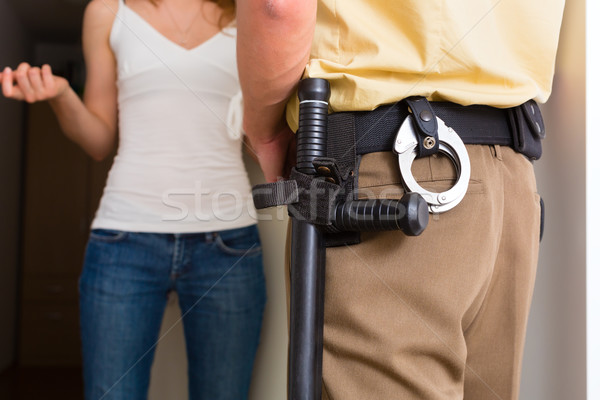 Policier femme porte d'entrée maison témoin police Photo stock © Kzenon