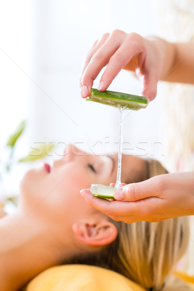 Wellness femeie aloe cerere cap faţă Imagine de stoc © Kzenon