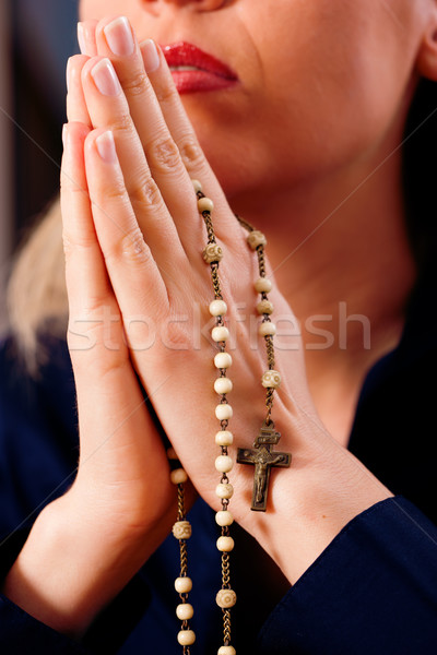 Vrouw bidden rozenkrans god handen Stockfoto © Kzenon