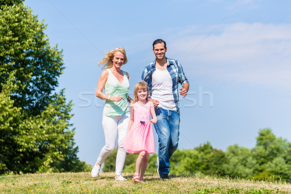 Vater Mutter Tochter läuft nach unten Hügel Stock foto © Kzenon
