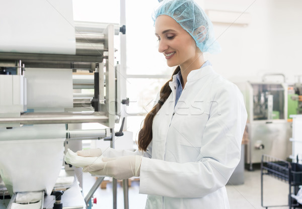 Stock foto: Glücklich · Mitarbeiter · tragen · Laborkittel · Behandlung · sterile