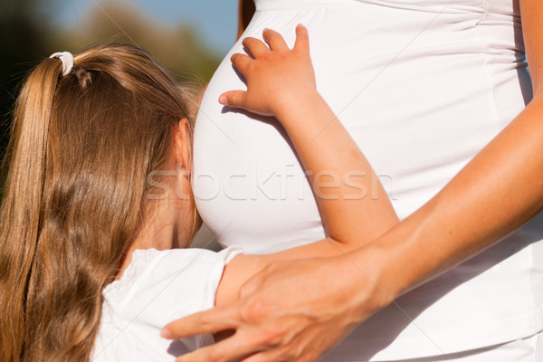 Zwangerschap meisje aanraken buik zwangere moeder Stockfoto © Kzenon