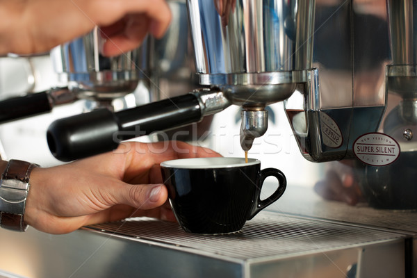 Barista Cappuccino Hand Kaffee Arbeit arbeiten Stock foto © Kzenon