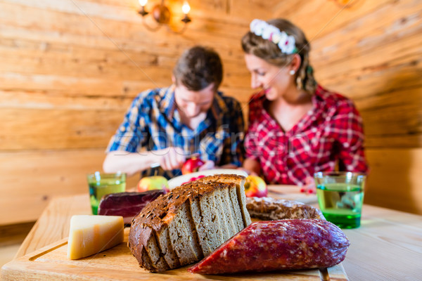 Cuplu prânz cabină munte pâine rece Imagine de stoc © Kzenon