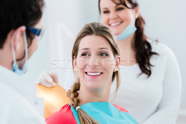 ストックフォト: 女性 · 歯科 · 看護 · 笑顔の女性 · 笑みを浮かべて · 作業