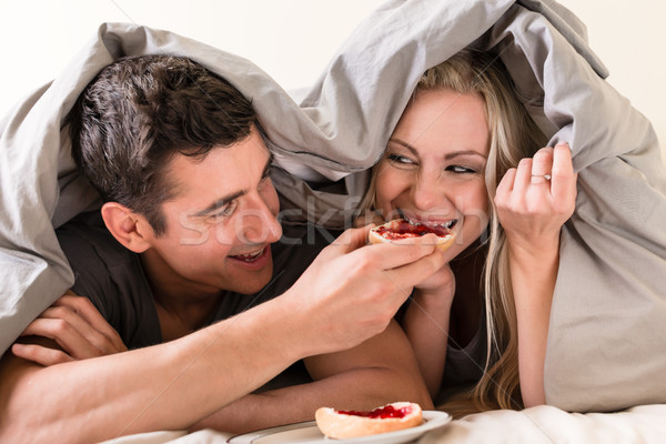 Stockfoto: Paar · eten · brood · aardbei · jam · grappig