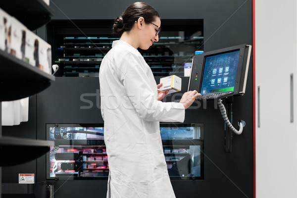 Apotheker drug voorraad achteraanzicht ervaren Stockfoto © Kzenon