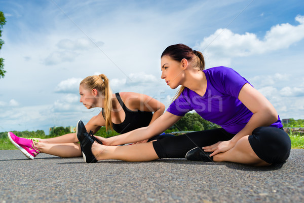 Sport în aer liber femeile tinere fitness parc urban Imagine de stoc © Kzenon