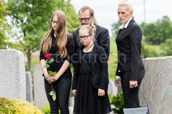 Foto stock: Família · cemitério · luto · cemitério · flores · homem