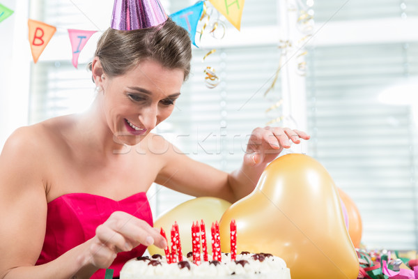 Portret mooie vrouw glimlachend Rood kaarsen cake Stockfoto © Kzenon