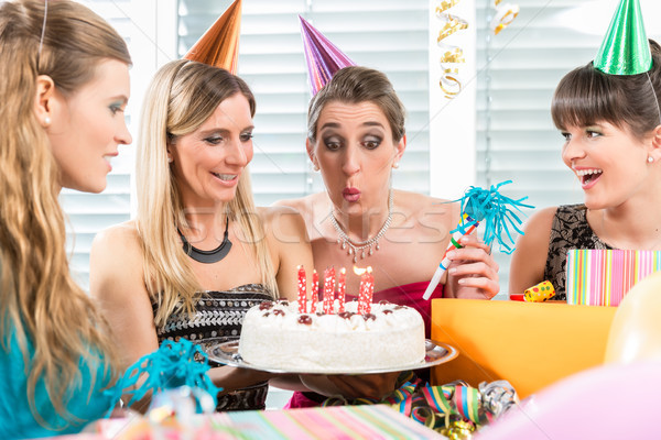 Foto stock: Mujer · fuera · velas · pastel · de · cumpleanos