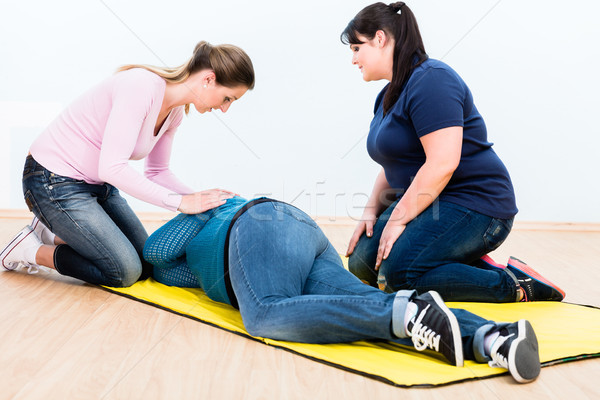 Stock fotó: Nők · elsősegély · osztály · képzés · pozició · sebesült