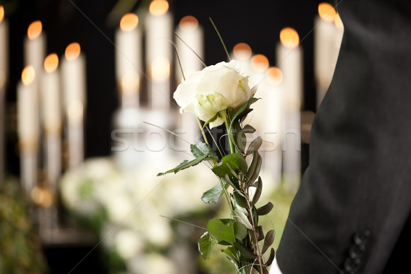 Foto stock: Dolor · hombre · blanco · rosas · urna · funeral