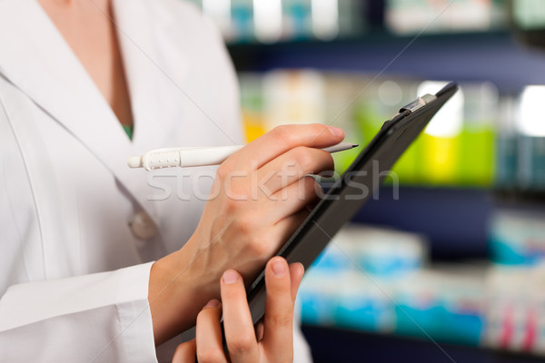 Inventário ordem farmácia feminino farmacêutico Foto stock © Kzenon