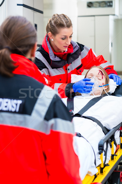 Ambulanţă ajutor femeie caz de urgenţă medic Imagine de stoc © Kzenon