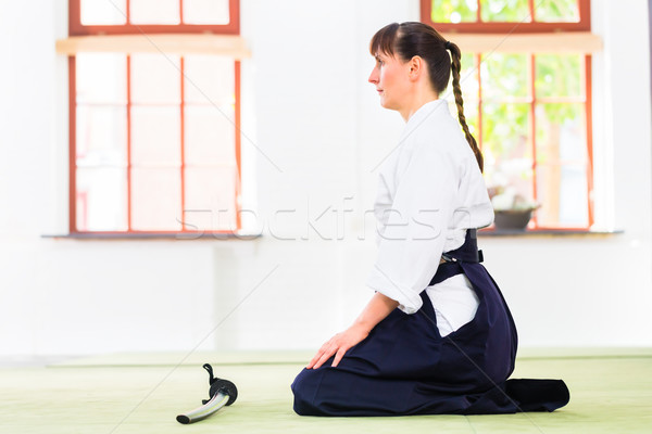 Frau Aikido Kampfkünste Schwert Sitzung Ausbildung Stock foto © Kzenon