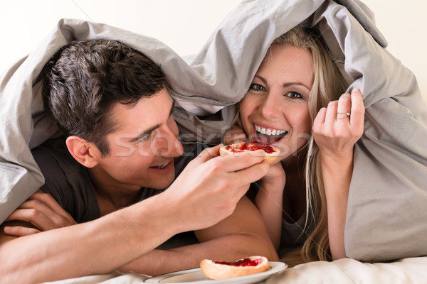 情侶 吃 麵包 草莓 果醬 滑稽 商業照片 © Kzenon