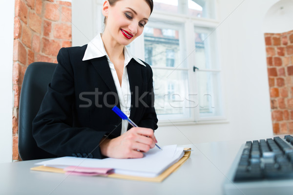 Avukat ofis oturma bilgisayar genç kadın Stok fotoğraf © Kzenon