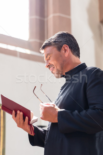 Foto stock: Católico · sacerdote · lectura · Biblia · iglesia · hombre