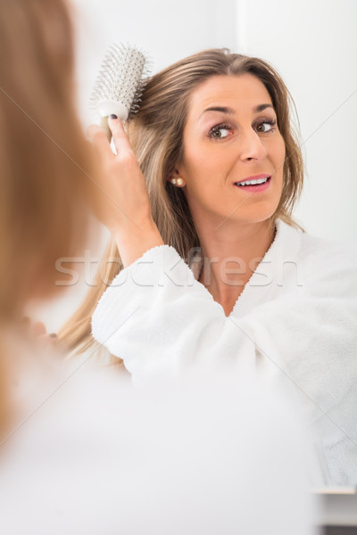 Femeie păr baie oglindă faţă Imagine de stoc © Kzenon