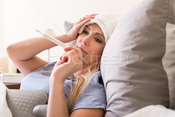 Bolnav femeie febra temperatura tineri termometru Imagine de stoc © Kzenon