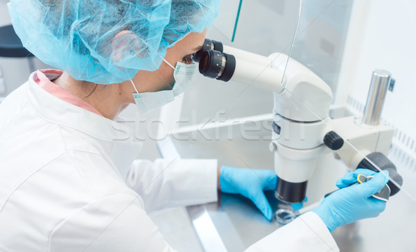 Medic om de ştiinţă lucru biotech experiment laborator Imagine de stoc © Kzenon