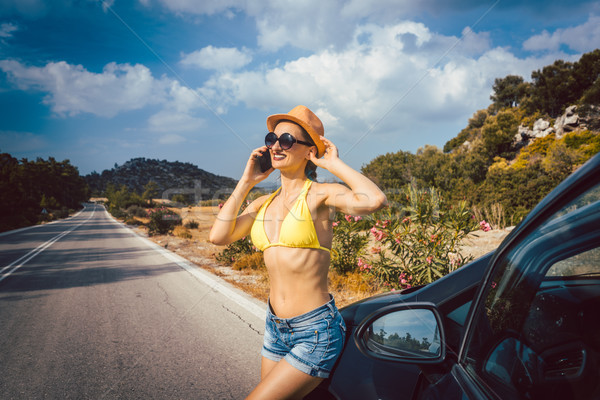 Сток-фото: женщину · телефон · отпуск · вызова · друзей · автомобилей
