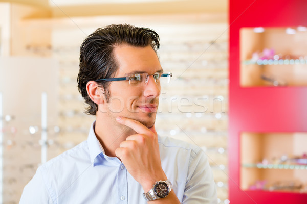 [[stock_photo]]: Jeune · homme · opticien · verres · puissance · client · vendeur