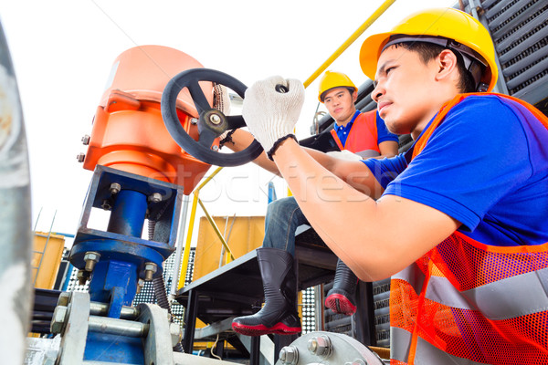 Foto stock: De · trabajo · válvula · fábrica · utilidad · ingenieros · edificio