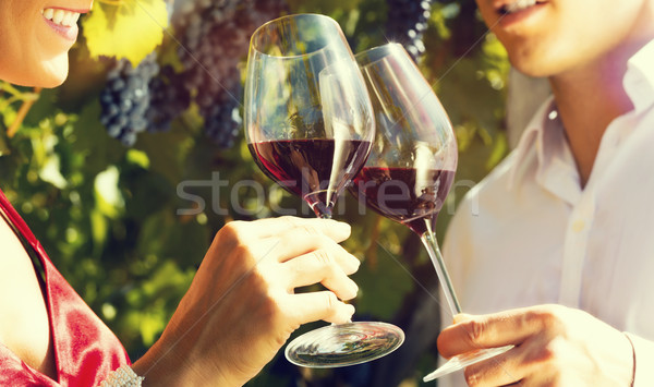 Foto stock: Mulher · homem · em · pé · vinha · potável · vinho