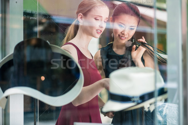 Zwei ziemlich junge Frauen Fenster Warenkorb Hinweis Stock foto © Kzenon