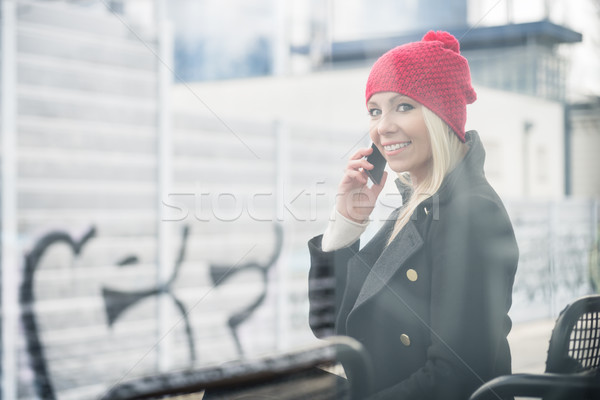 Kobieta telefonu czeka podmiejski pociągu miasta Zdjęcia stock © Kzenon