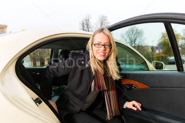 Fiatal nő ki taxi üzlet nő város Stock fotó © Kzenon