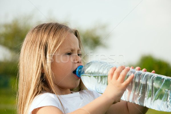 Kid trinken Flaschenwasser Trinkwasser Flasche Himmel Stock foto © Kzenon