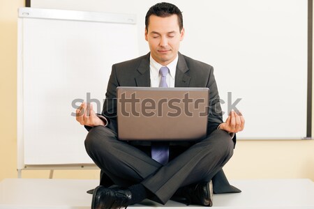 Meditáció asztal irodai dolgozó férfi menedzser meditál Stock fotó © Kzenon