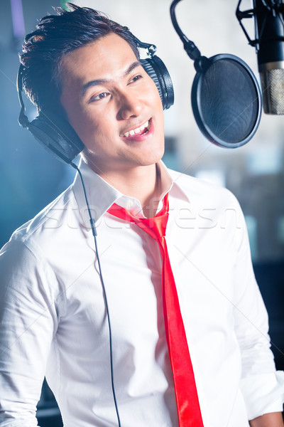 [[stock_photo]]: Asian · Homme · chanteur · chanson · professionnels