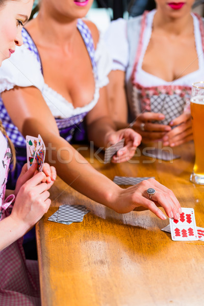 Amigos cartas de jogar pousada pub potável cerveja Foto stock © Kzenon