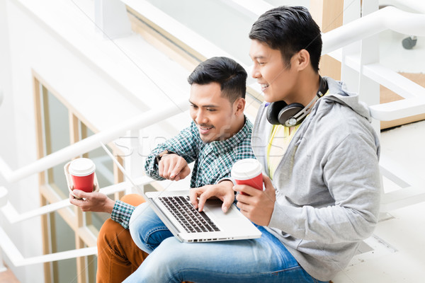 [[stock_photo]]: Deux · jeunes · asian · hommes · utilisant · un · ordinateur · portable · détente