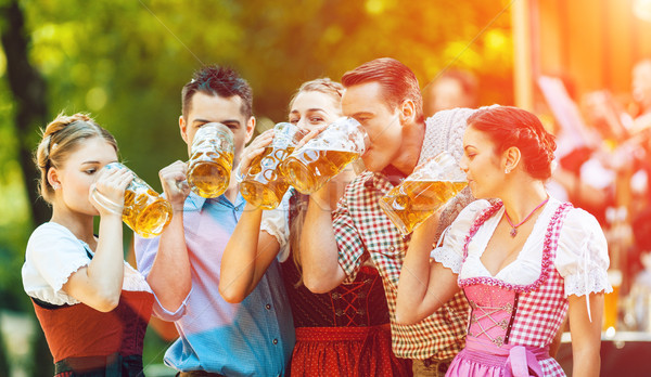 Cerveja jardim amigos banda em pé Foto stock © Kzenon