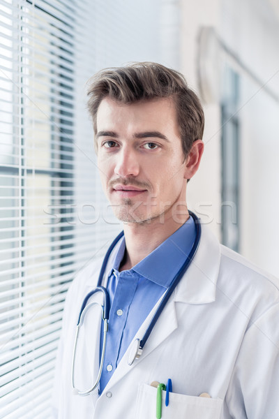 Foto stock: Retrato · jovem · sério · médico · olhando · câmera