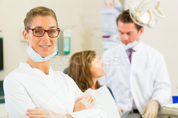 Dentista cirugía dentistas mirando colega femenino Foto stock © Kzenon