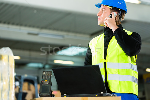 [[stock_photo]]: Travailleur · scanner · portable · gilet · entrepôt · société