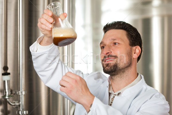 Sör sörfőzde megvizsgál áll férfi munka Stock fotó © Kzenon