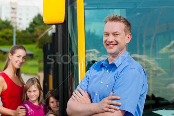 Imbarcare autobuz statie prim plan şofer Imagine de stoc © Kzenon
